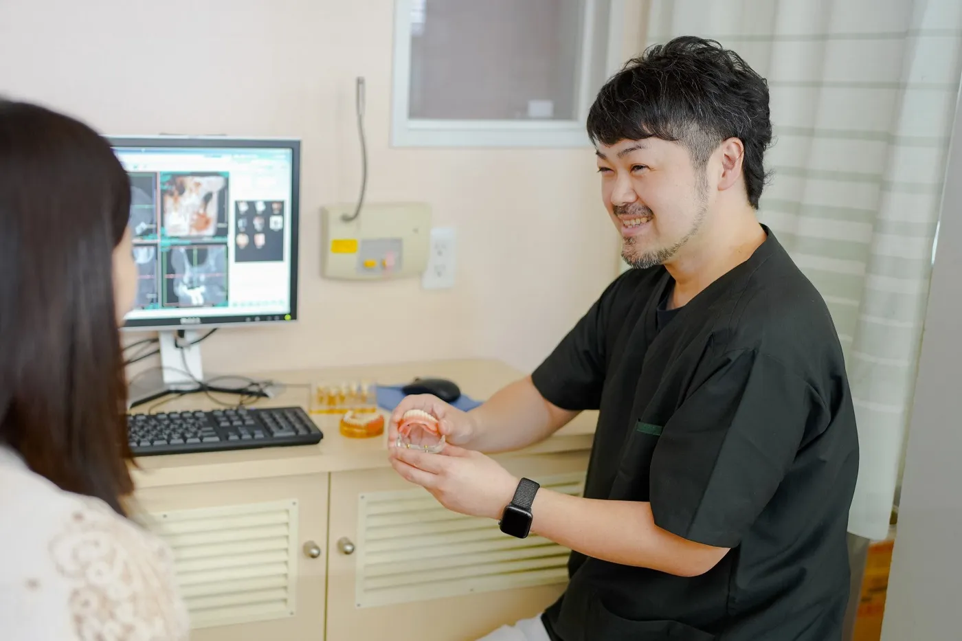 切らない、腫れが少ないフラップレス